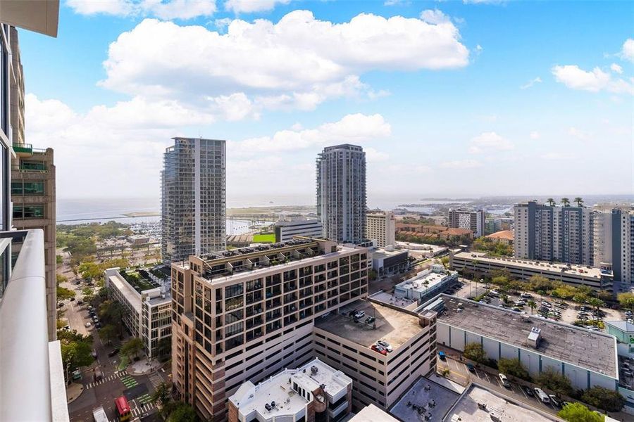 Condo located in St. Petersburg, FL showcasing its design and architecture (Image 8).