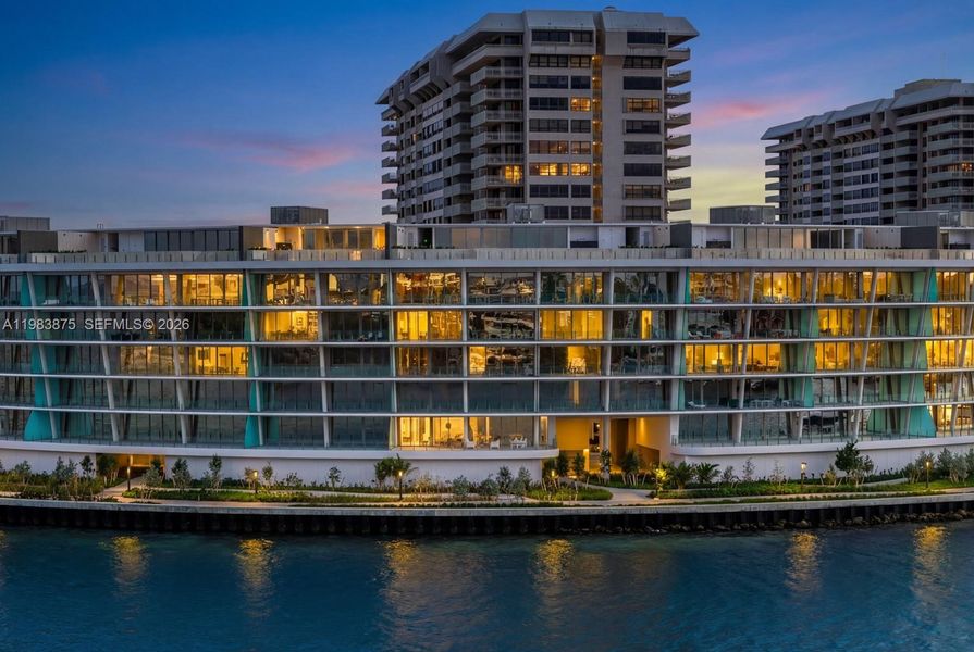 Condo located in Miami, FL showcasing its design and architecture (Image 24).