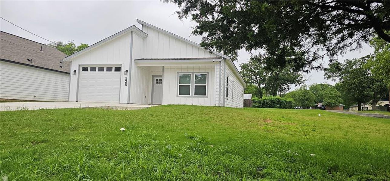 Exterior details and patio area of a home in , Grand Saline (Image 3).