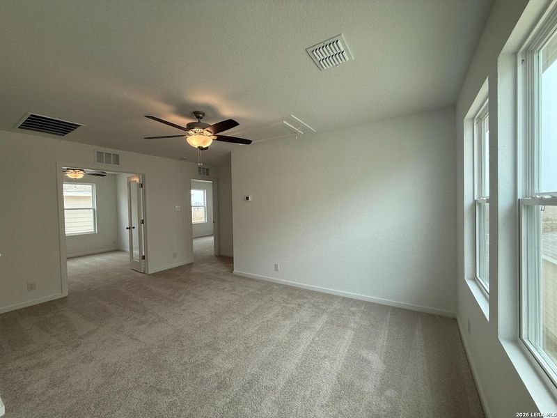 Spacious, unfurnished interior of a new home in Hennersby Hollow, San Antonio (Image 25).