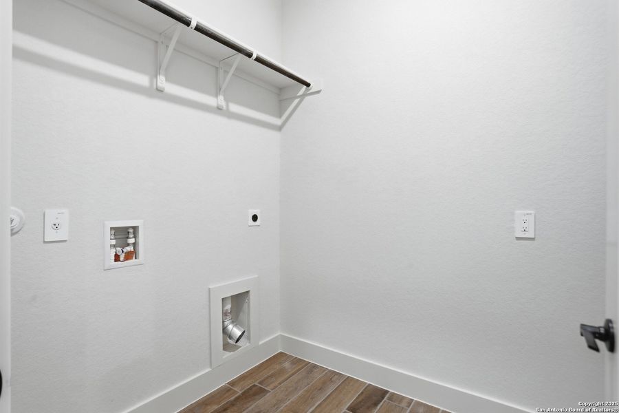 Spacious, unfurnished interior of a new home in Haby Hill 50s, San Antonio (Image 23).