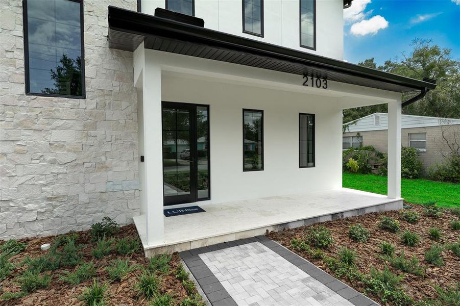 Exterior details and patio area of a home in , Orlando (Image 4).