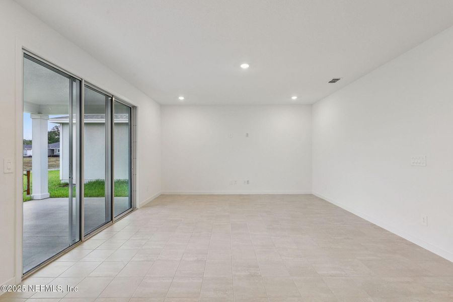 Spacious, unfurnished interior of a new home in Azalea Creek, Jacksonville (Image 26).