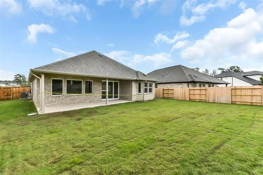 Exterior details of a home in Evergreen 55', Conroe (Image 4).