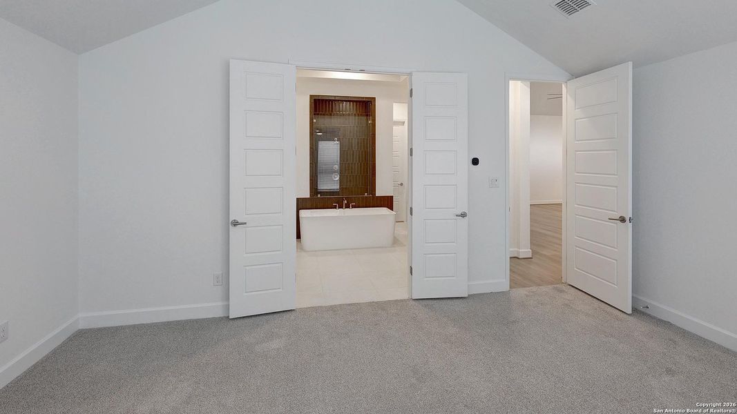 Spacious, unfurnished interior of a new home in Esperanza 80', Boerne (Image 23).