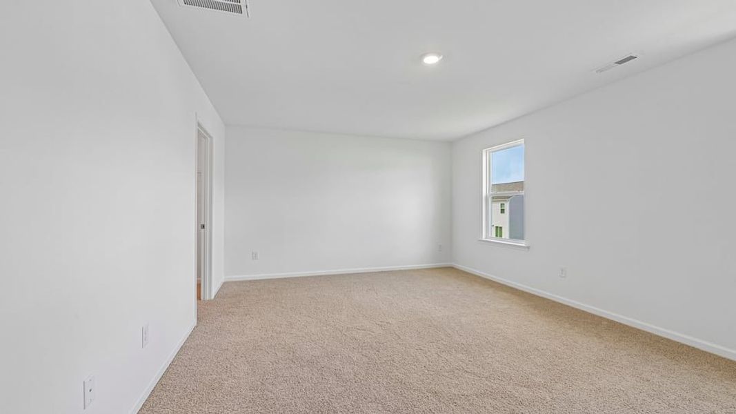 Spacious, unfurnished interior of a new home in Shahbain Reserve, Raeford (Image 23).