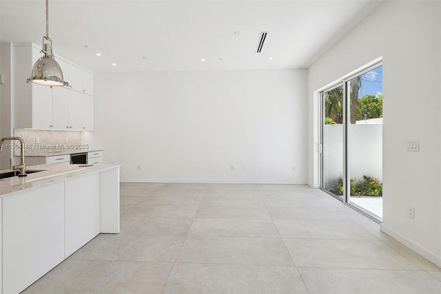 Spacious, unfurnished interior of a new home in , Pompano Beach (Image 44).