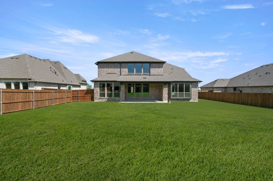 Exterior details and patio area of a home in Myrtle Creek, Waxahachie (Image 4).