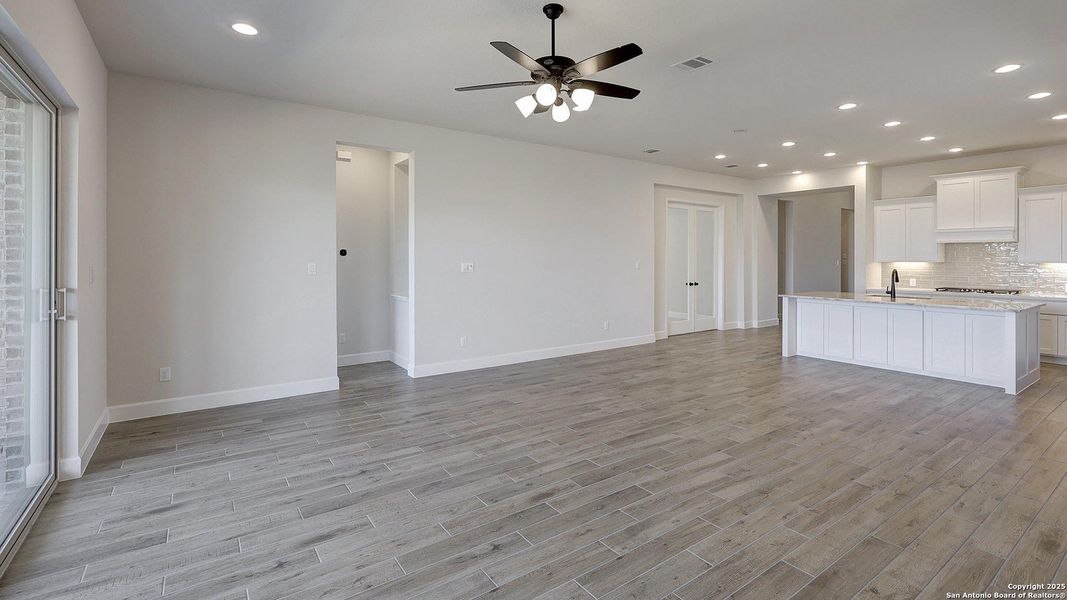 Spacious, unfurnished interior of a new home in Ladera 50', San Antonio (Image 20).