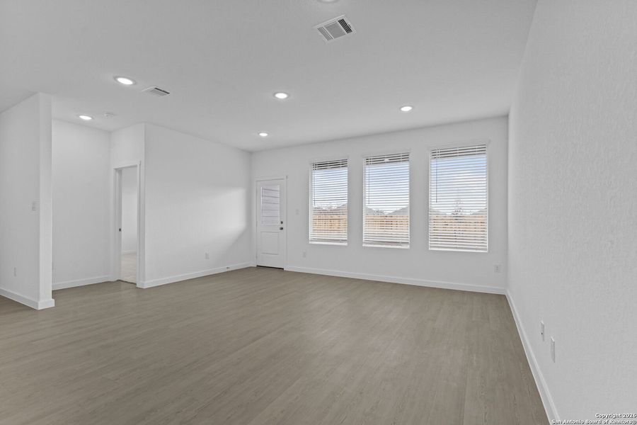 Spacious, unfurnished interior of a new home in Voss Farms, New Braunfels (Image 15).