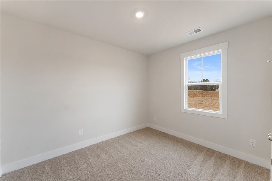 Spacious, unfurnished interior of a new home in Eagle Creek, Central (Image 24).