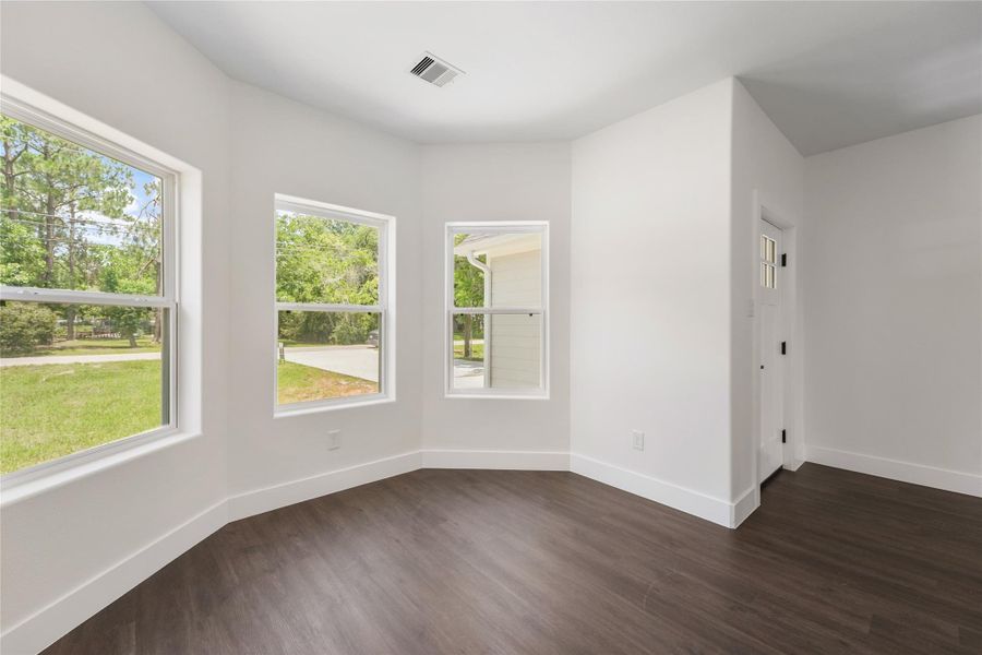 Spacious, unfurnished interior of a new home in , Santa Fe (Image 13).