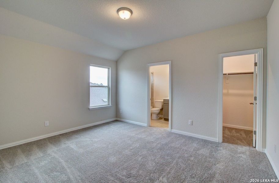 Spacious, unfurnished interior of a new home in Stream Waters, Seguin (Image 15).