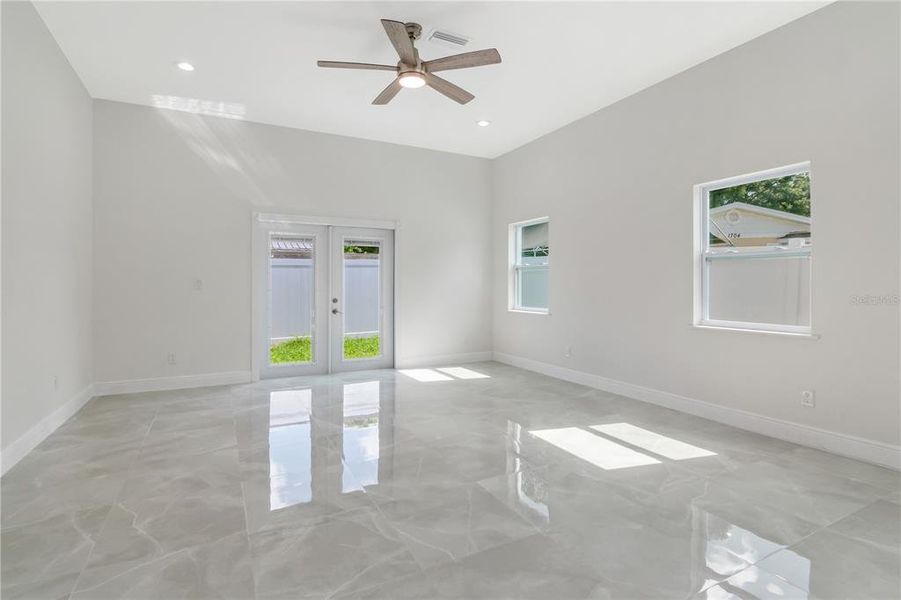 Spacious, unfurnished interior of a new home in , Tampa (Image 22).