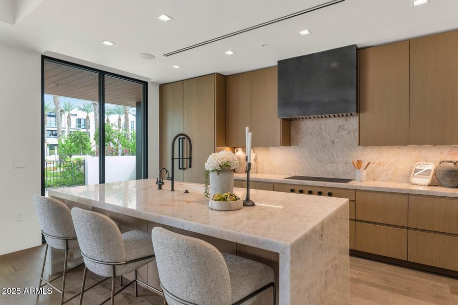 6587 N Palmeraie Blvd-large-019-028-6587