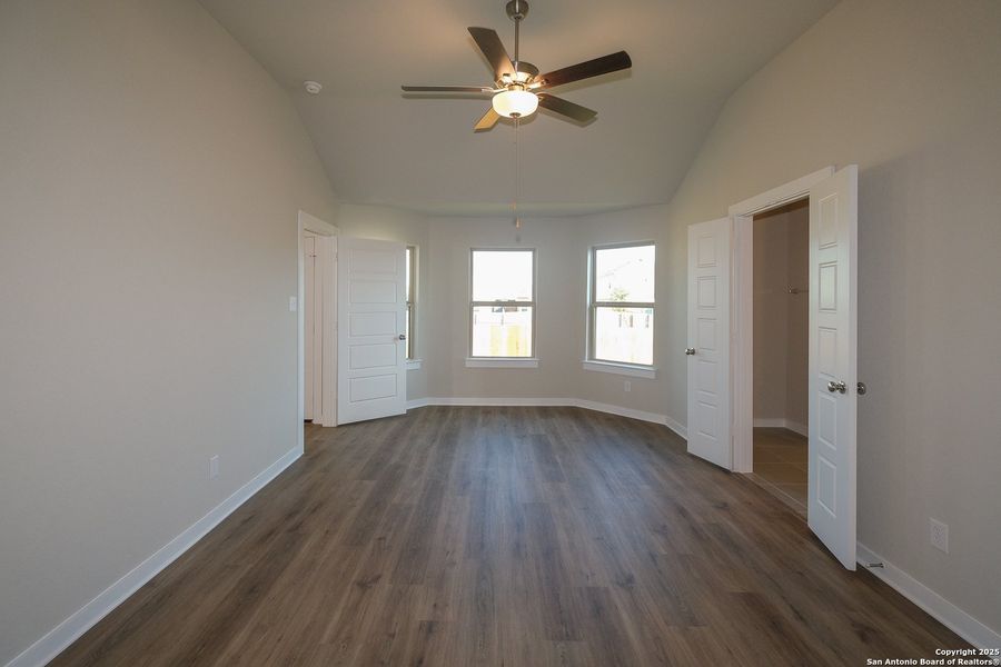 Spacious, unfurnished interior of a new home in Winding Brook, San Antonio (Image 11).