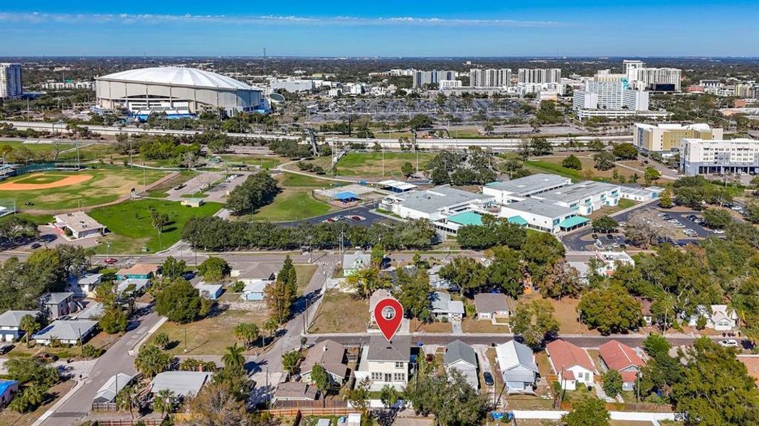 Exterior details and patio area of a home in , St. Petersburg (Image 32).