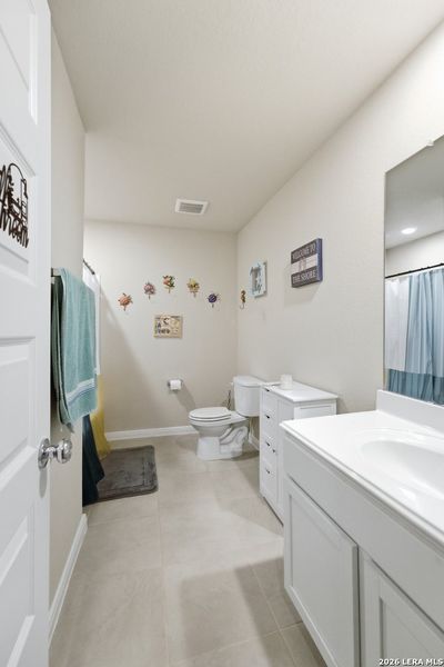 Furnished interior view inside a new home in , Atascosa (Image 9).