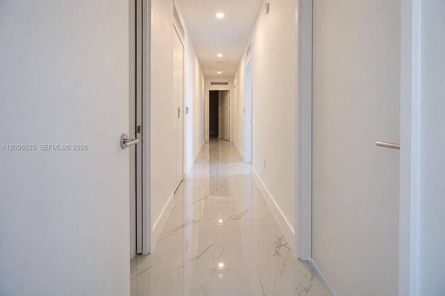 Spacious, unfurnished interior of a new home in Aria Reserve, Miami (Image 20).