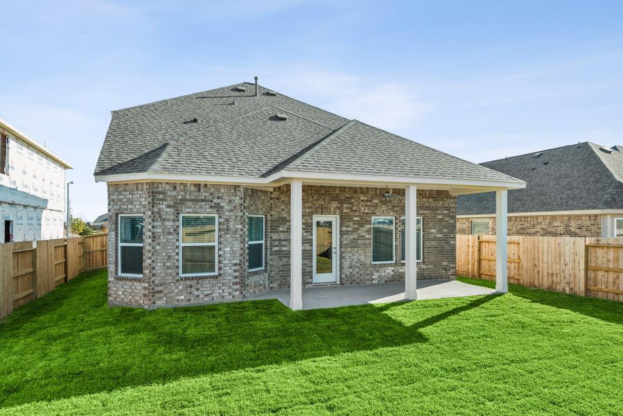 Exterior details and patio area of a home in Lago Mar, Santa Fe (Image 3).