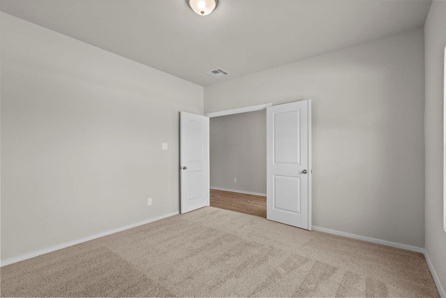 Spacious, unfurnished interior of a new home in Laurel Landing, Alvin (Image 24).
