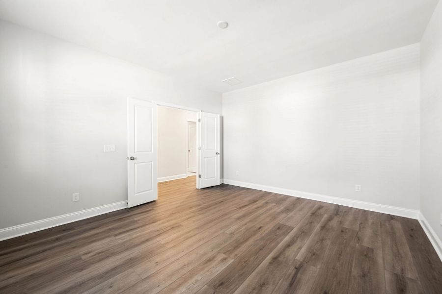 Spacious, unfurnished interior of a new home in Waterways, Richmond Hill (Image 19).
