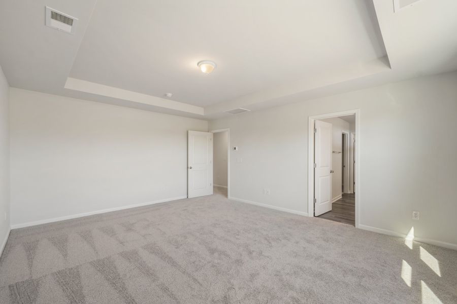 Spacious, unfurnished interior of a new home in Richmond Hill, Inman (Image 16).