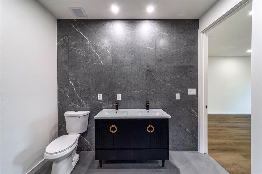 Furnished interior view inside a new home in , Dallas (Image 9).