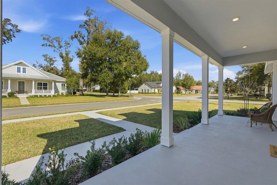 Exterior details and patio area of a home in , Lake Helen (Image 41).