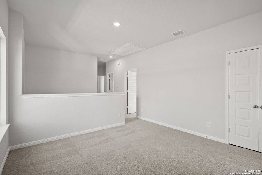 Spacious, unfurnished interior of a new home in Timber Creek, San Antonio (Image 18).