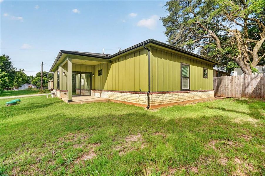 Exterior details and patio area of a home in , Granbury (Image 3).
