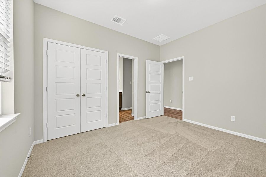 Spacious, unfurnished interior of a new home in Sunterra, Katy (Image 32).