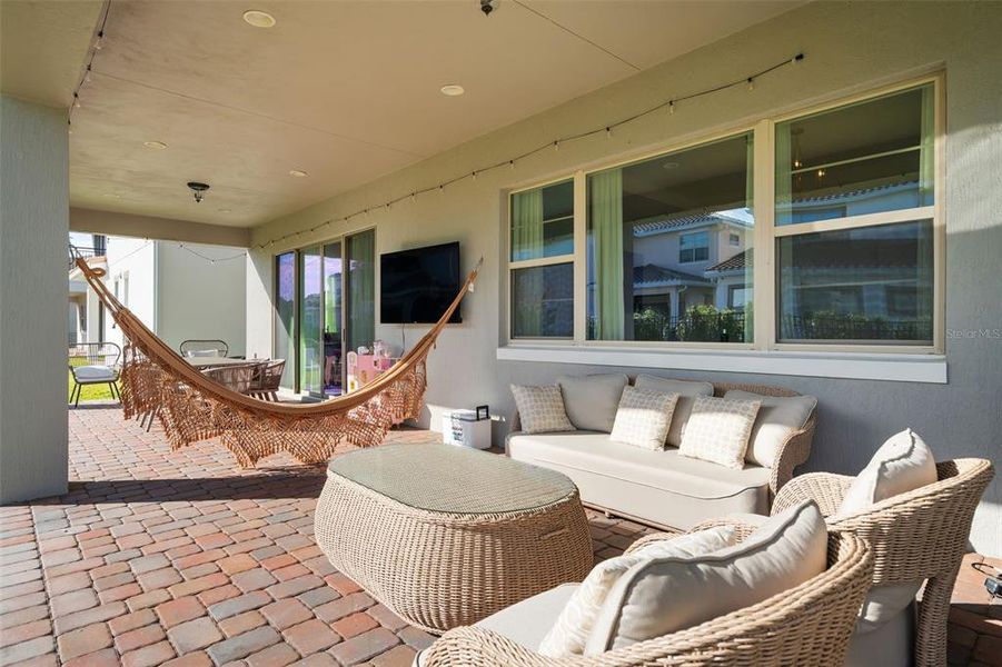 Exterior details and patio area of a home in , Orlando (Image 4).