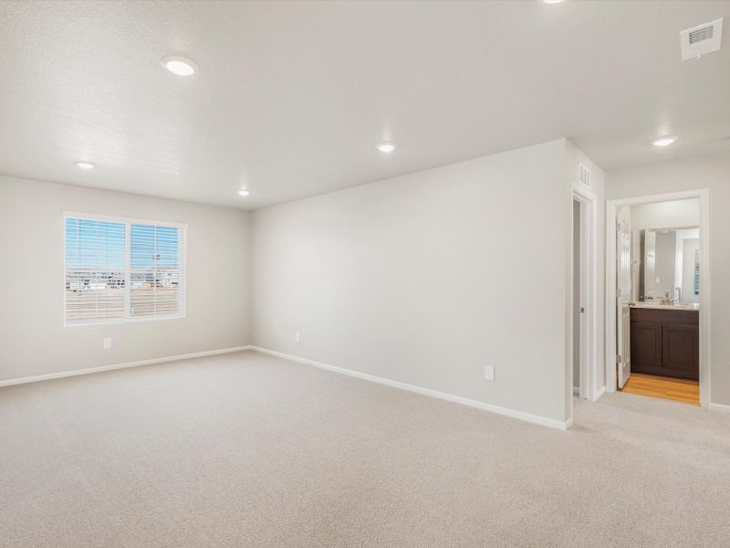 Spacious, unfurnished interior of a new home in Lorson Ranch : The Springs Collection, Colorado Springs (Image 10).