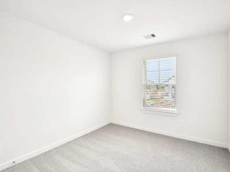 Spacious, unfurnished interior of a new home in Stewart's Ranch, Conroe (Image 17).