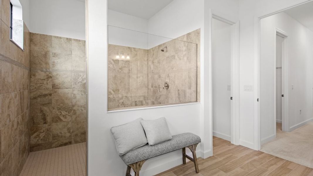 Lorraine-Lakes Estate Homes Sunset Owner’s Suite