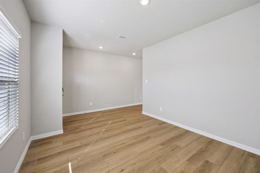 Spacious, unfurnished interior of a new home in Stonehaven, Seagoville (Image 37).