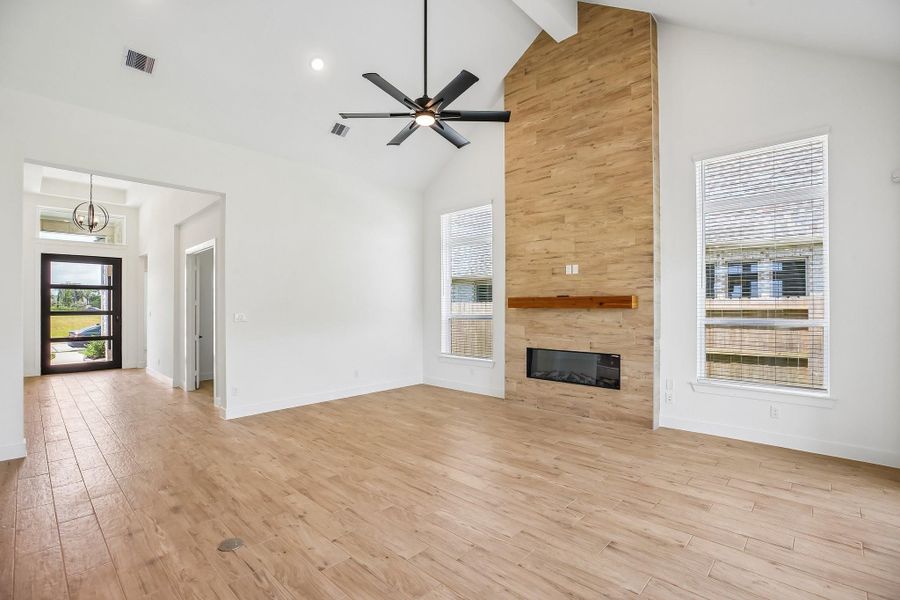 Spacious, unfurnished interior of a new home in , Mont Belvieu (Image 24).