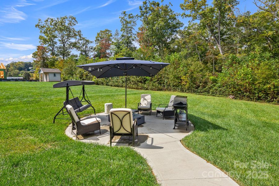 Community amenities in , Candler (Image 37).