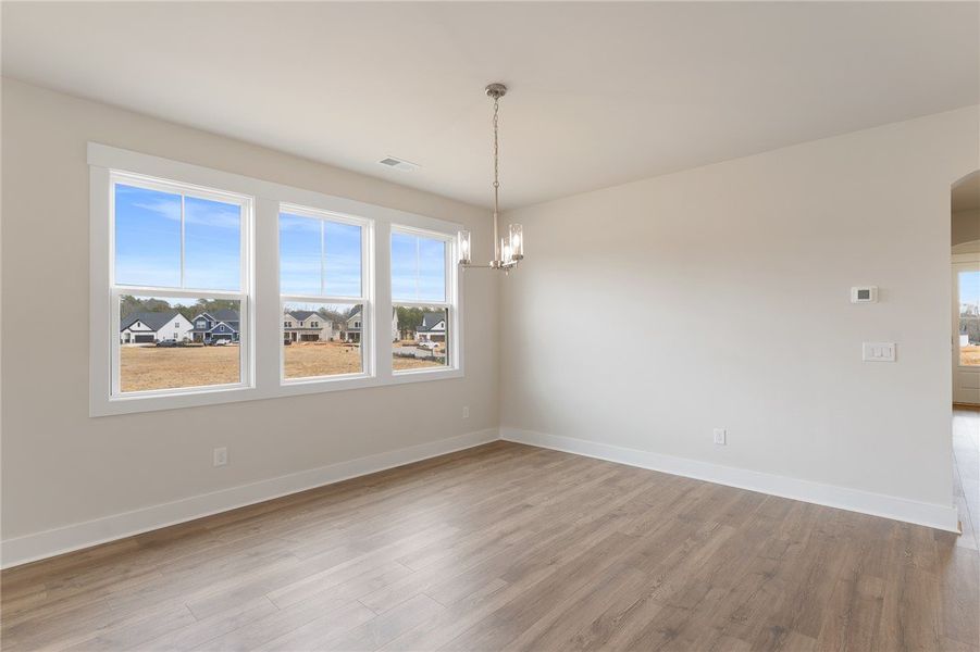 Spacious, unfurnished interior of a new home in Eagle Creek, Central (Image 14).
