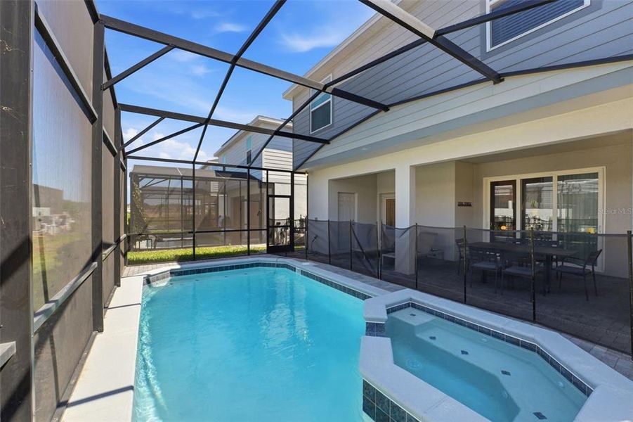 Exterior details and patio area of a home in , Clermont (Image 27).
