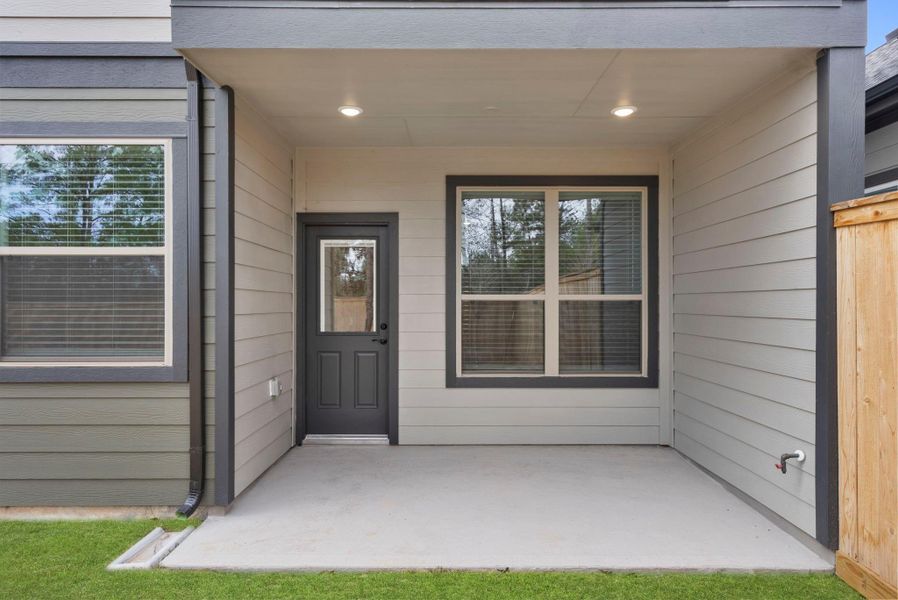 Exterior details and patio area of a home in Kresston, Montgomery (Image 23).