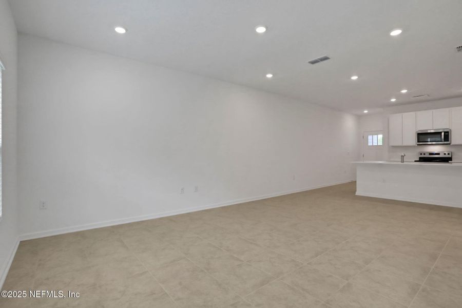 Spacious, unfurnished interior of a new home in Atlantis Pointe, Middleburg (Image 30).