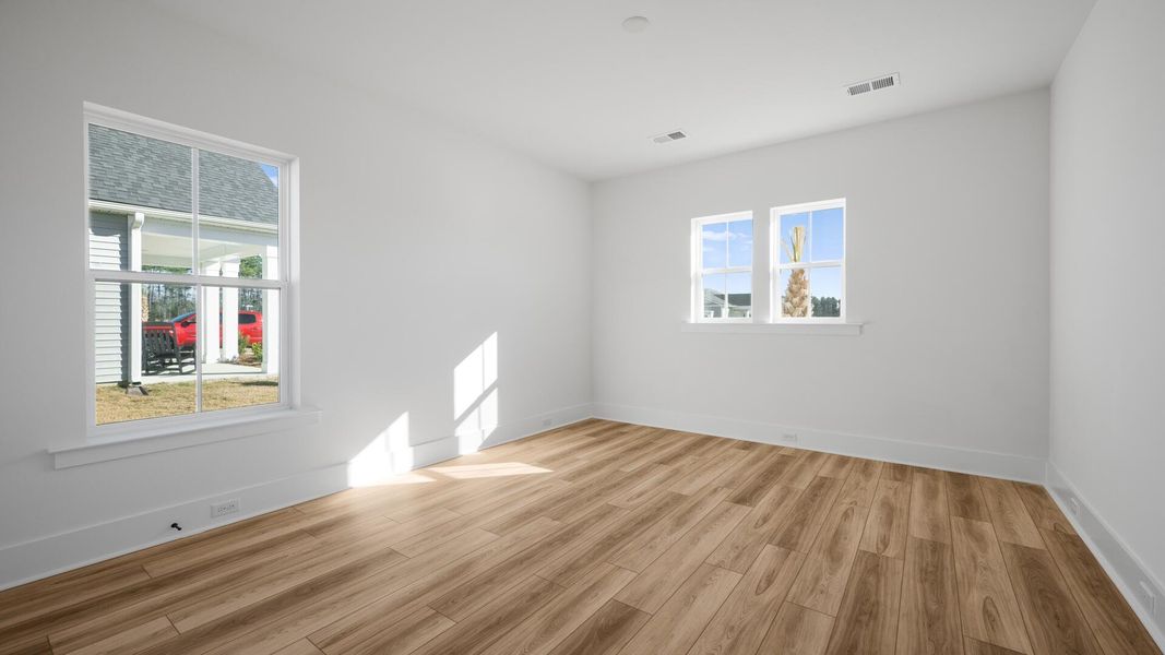 Spacious, unfurnished interior of a new home in , Summerville (Image 5).