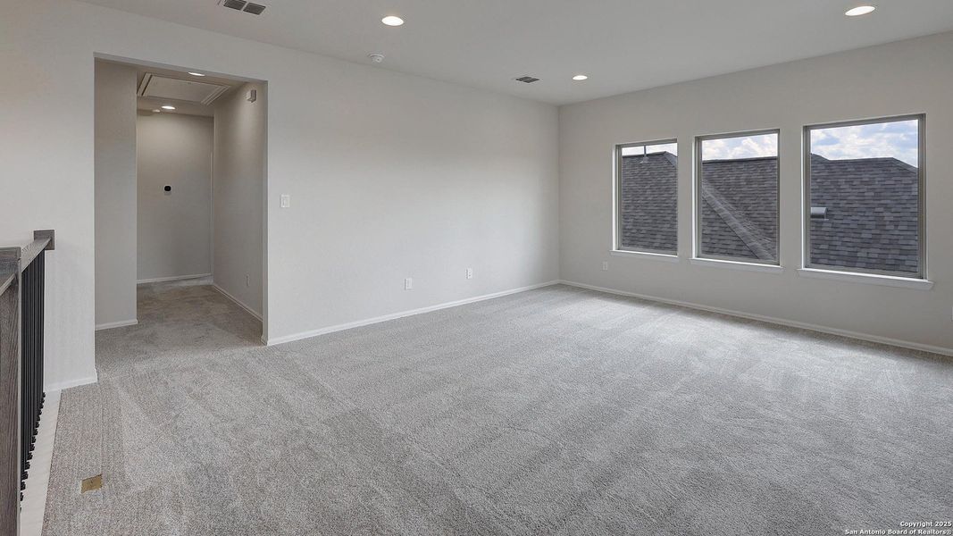 Spacious, unfurnished interior of a new home in Ladera 40', San Antonio (Image 16).