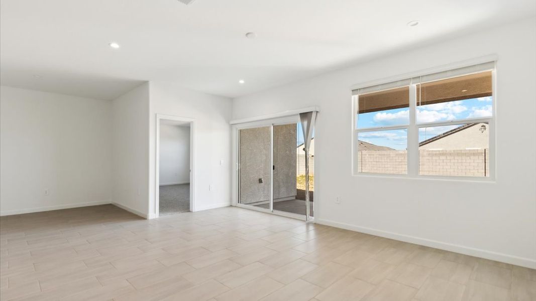 Spacious, unfurnished interior of a new home in Sorrento, Maricopa (Image 10).