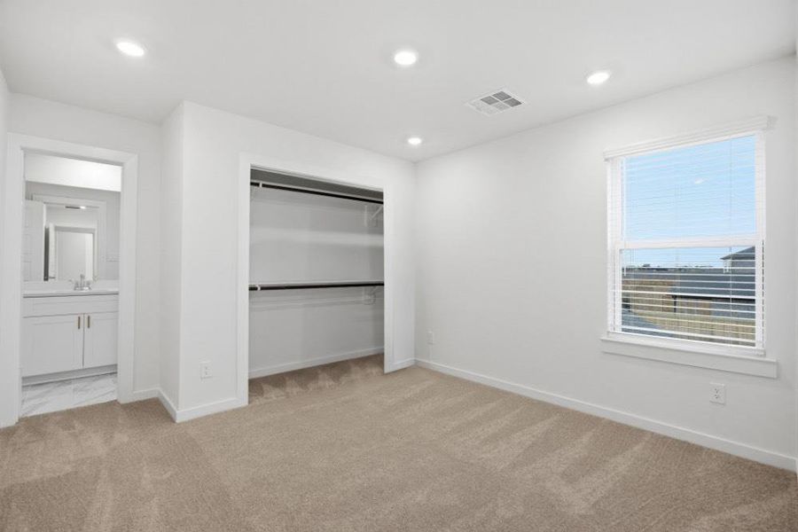 Spacious, unfurnished interior of a new home in , Iowa Colony (Image 25).