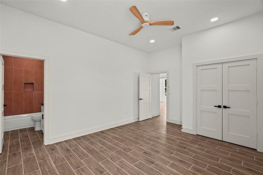 Spacious, unfurnished interior of a new home in , Alvin (Image 28).