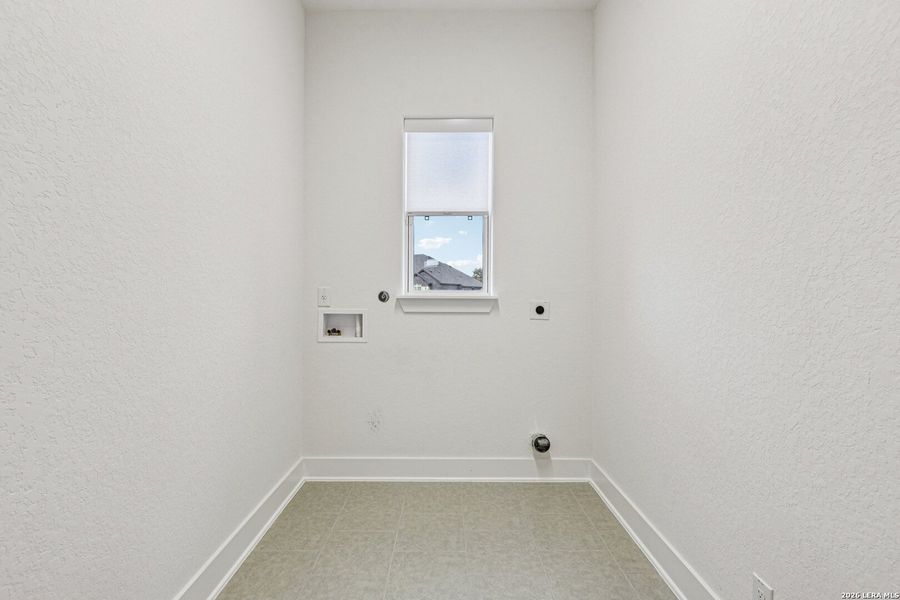 Spacious, unfurnished interior of a new home in Waldsanger, New Braunfels (Image 48).