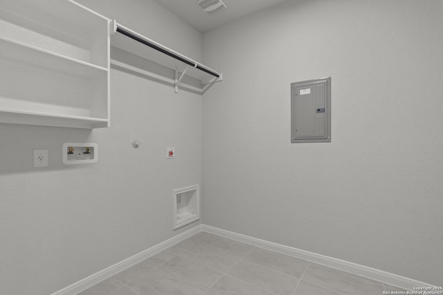 Spacious, unfurnished interior of a new home in Stillwater Ranch, San Antonio (Image 34).